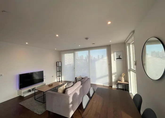 Immaculate 2Bed Apartment In London- City Views