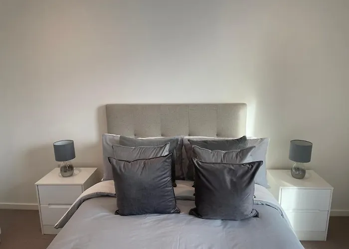 Immaculate 2Bed Apartment In London- City Views
