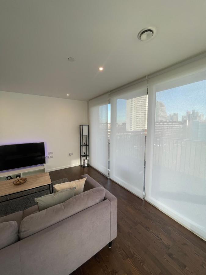 Immaculate 2bed In London- Views Apartment *