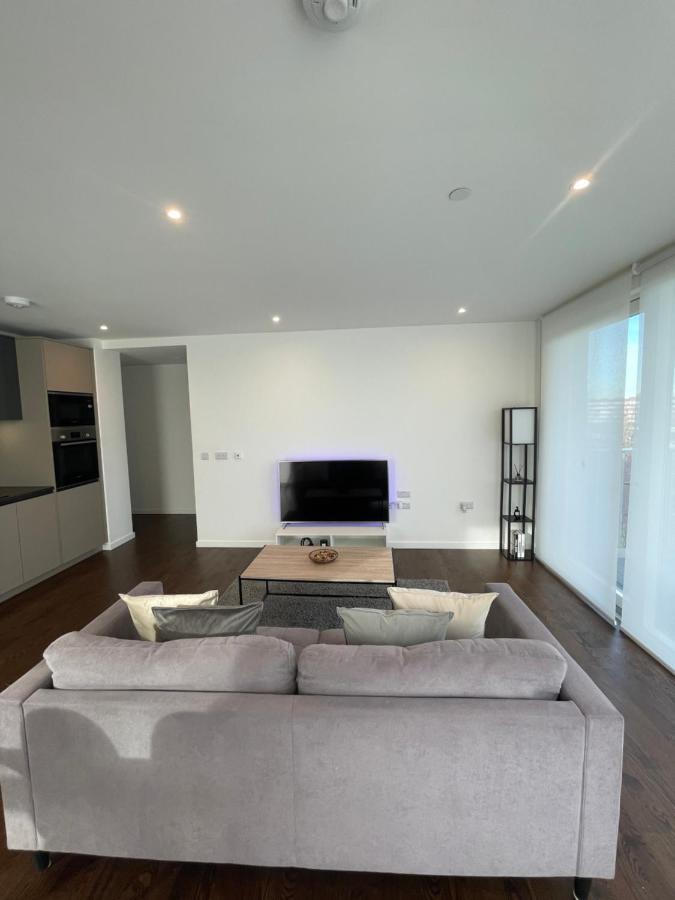 Immaculate 2bed In London- Views Apartment *