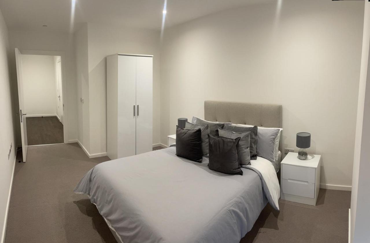 Immaculate 2bed In London- Views Apartment *