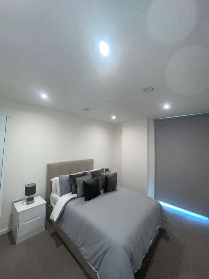 Immaculate 2bed In London- Views Apartment *