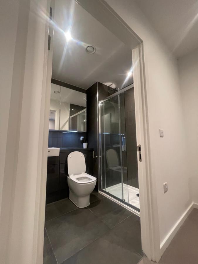 Immaculate 2bed In London- Views Apartment