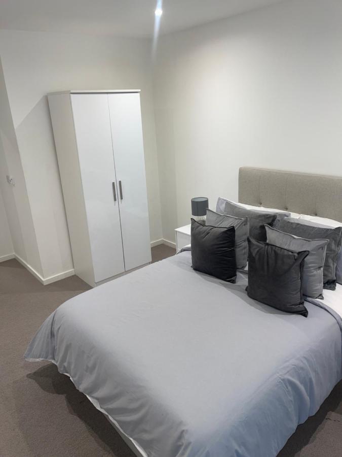 Immaculate 2bed In London- Views Apartment