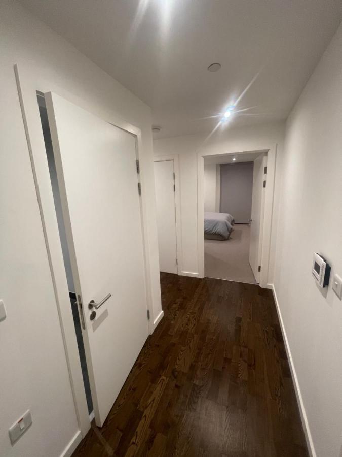 Immaculate 2bed In London- Views Apartment
