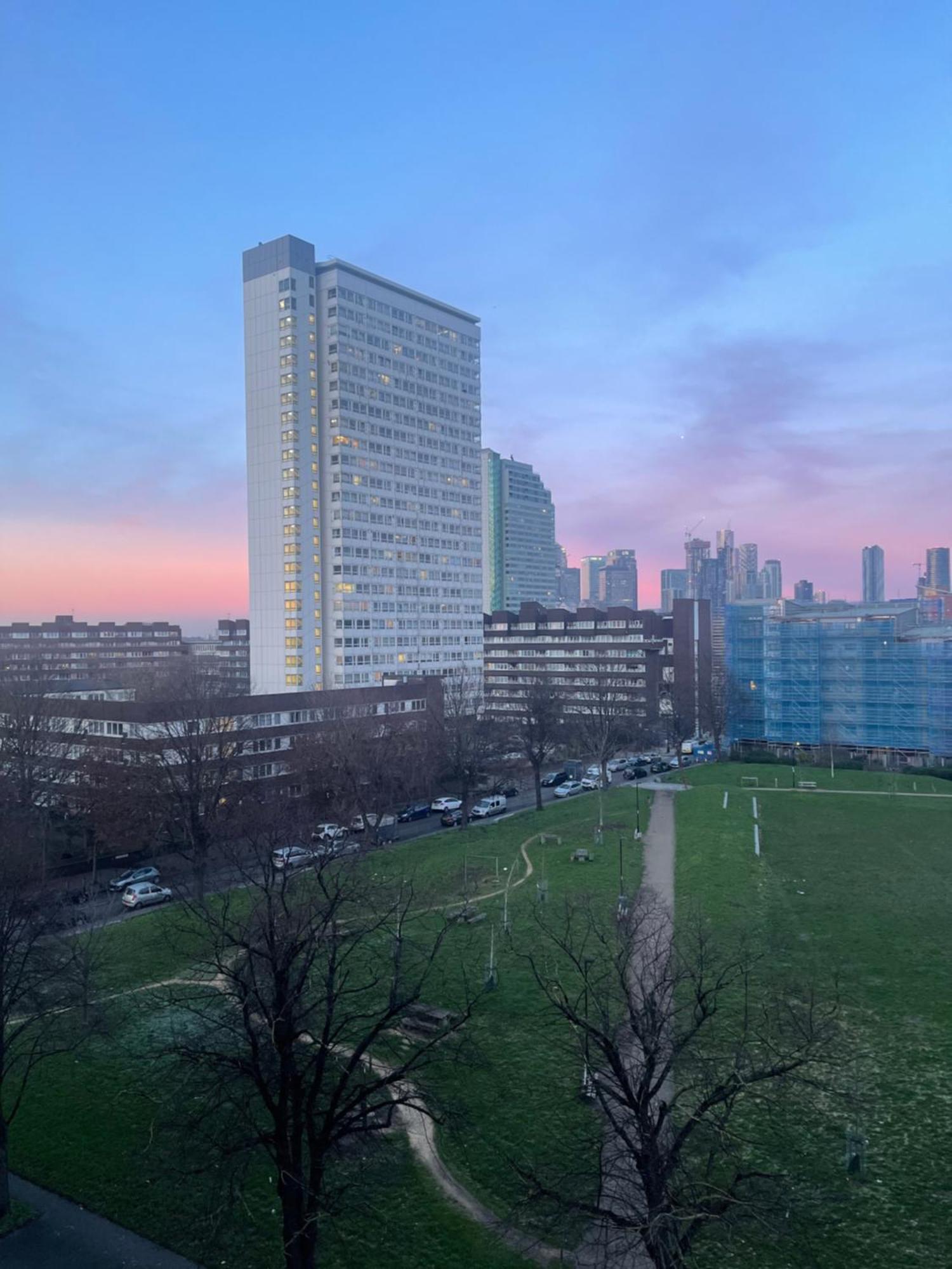 Immaculate 2bed In London- Views Apartment *
