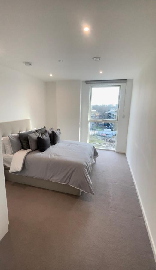 Immaculate 2bed In London- Views Apartment *
