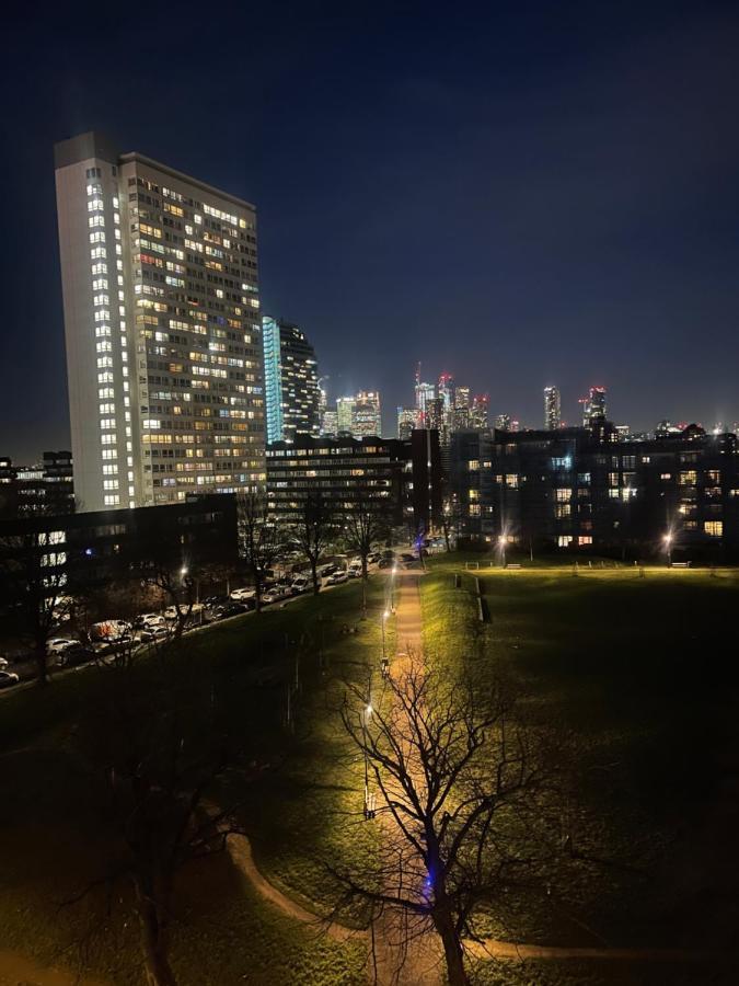 Immaculate 2bed In London- Views Apartment *